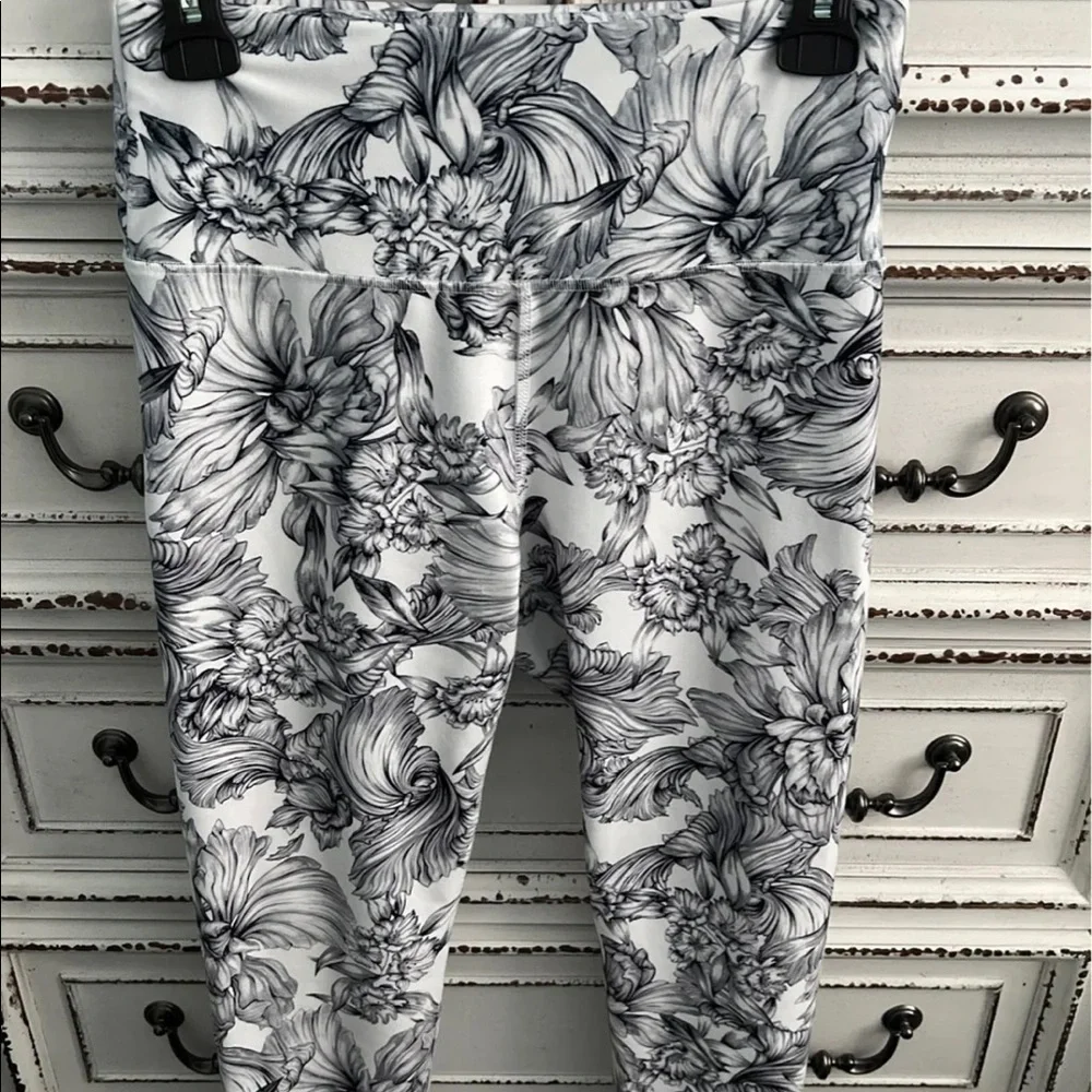 Like new 🖤🤍 Balance Collection black & white leggings Size L - Picture 4 of 12